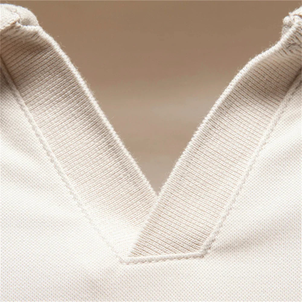 LindenBoutique™ | Ademend Poloshirt Met V-Hals